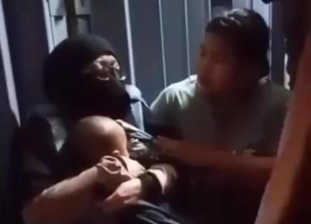 Warga mencoba merayu sang wanita agar membatalkan aksinya.