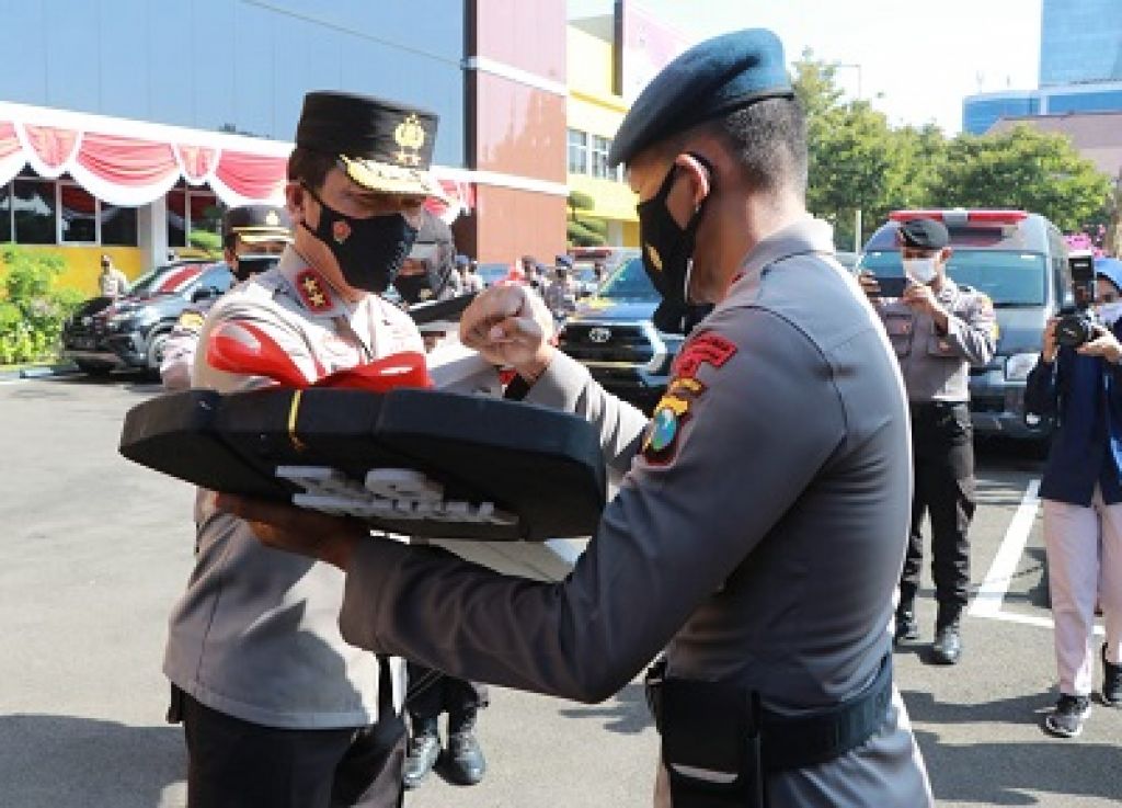 Kapolda Jatim, Irjen Pol Nico Afinta saat memberikan kunci.